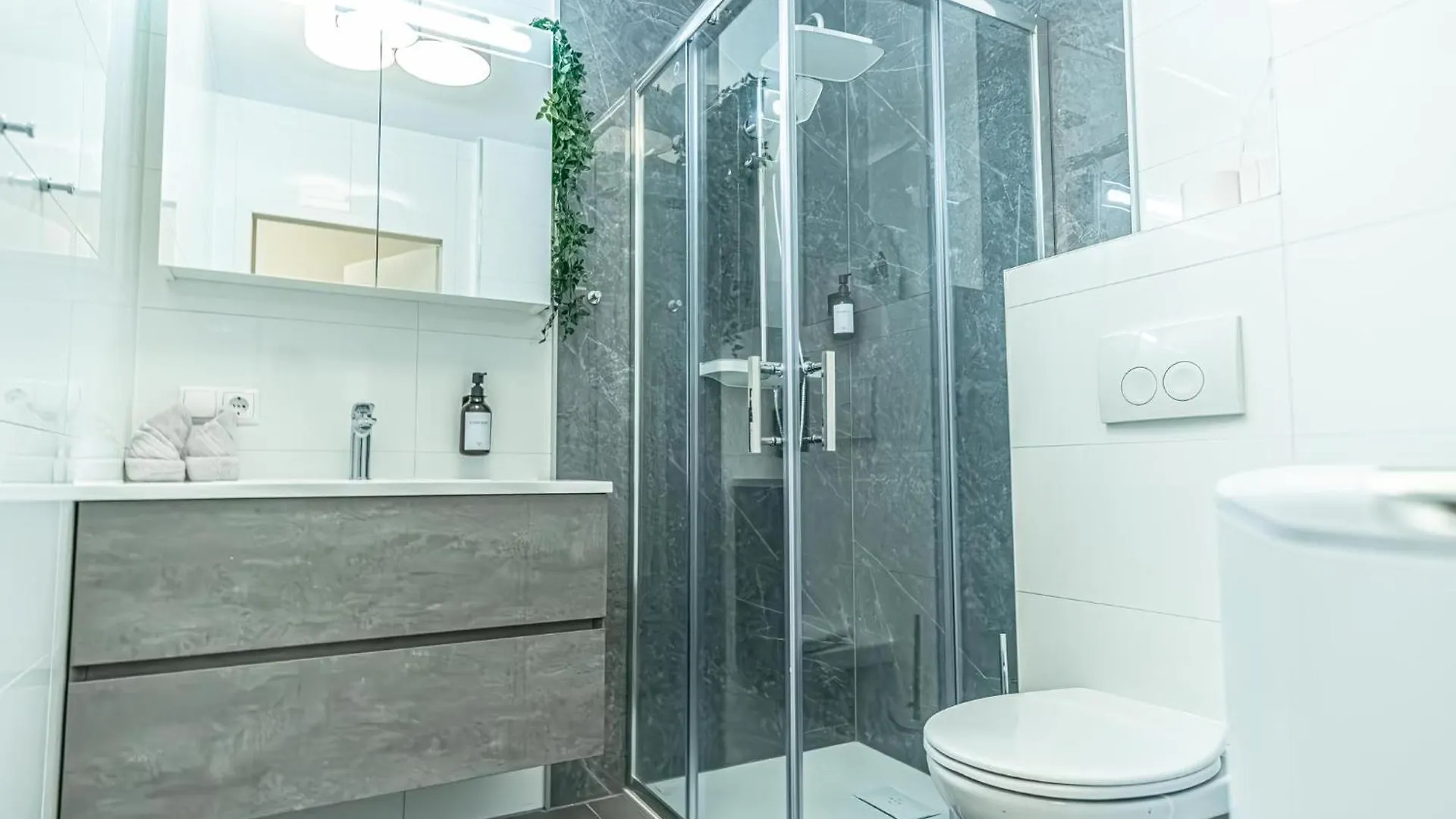 Modern 1Br & 1Lr Apt With Balcony 9-Min To City Center Vienna