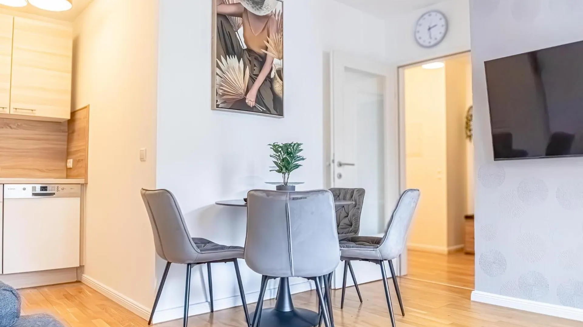 Modern 1Br & 1Lr Apt With Balcony 9-Min To City Center Vienna Apartment